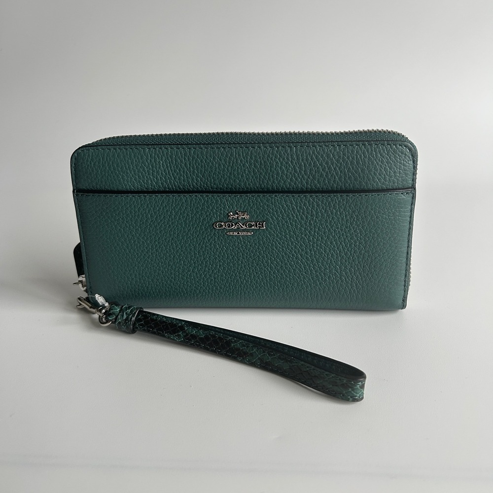 Coach Accordion Zip Green Pebbled Leather‎ Wristlet Wallet Excellent